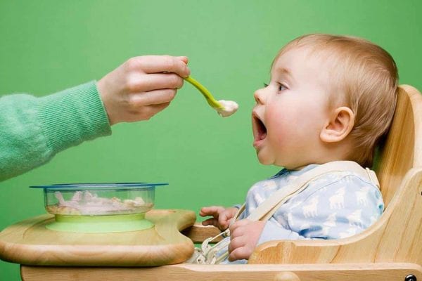 تعرفي على كيفية البدء في إطعام الطفل الرضيع!