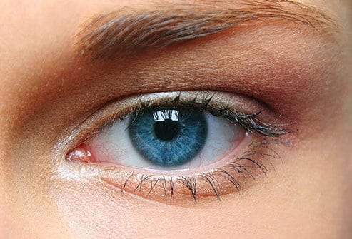 لون العيون.. علامات تحذيرية لعدة مشاكل صحية