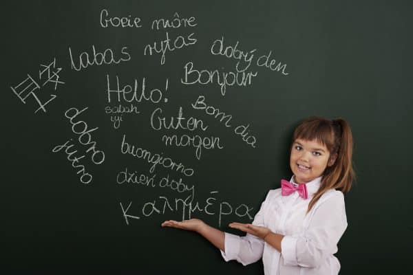 العمر الأمثل لتعليم الطفل لغة ثانية