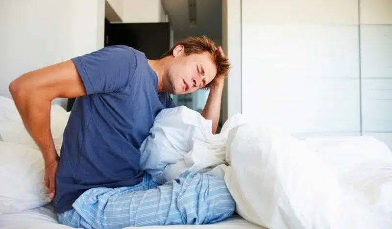 4 حلول لتجنب الشعور بألم الظهر عند النوم