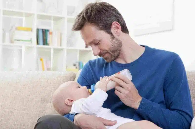 كيف يؤدي تقرب الأب من طفله الرضيع إلى تطوير قدراته الذهنية؟