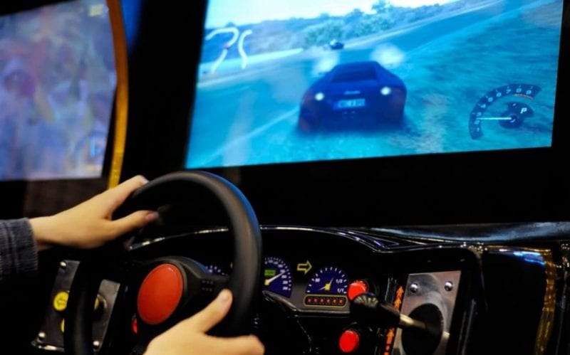 ممارسة ألعاب السباقات الإلكترونية وقيادة السيارات.. علاقة مخيفة