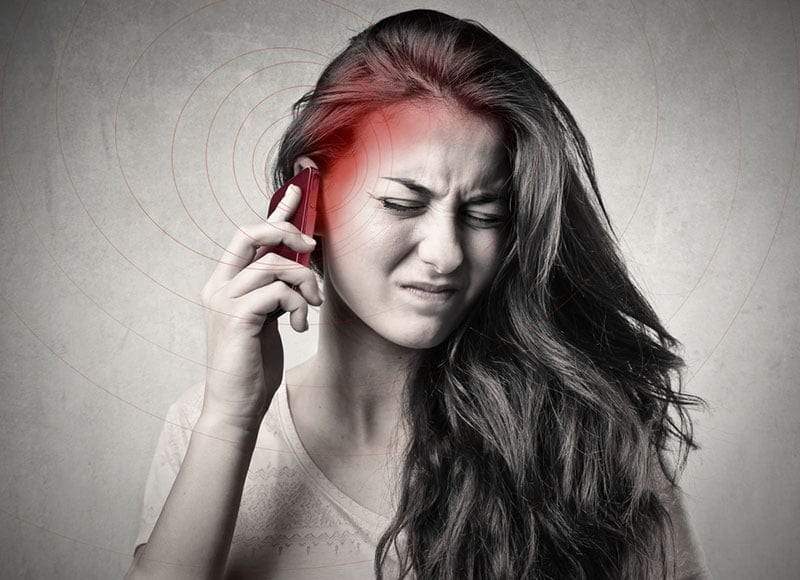 استقبال المكالمات بالأذن اليمنى أو عند قرب نفاد البطارية يضر بالمخ.. حقيقة أم خداع؟