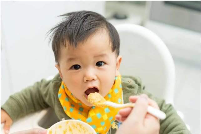تغذية الطفل ضرورية عند فطام الطفل من الحليب