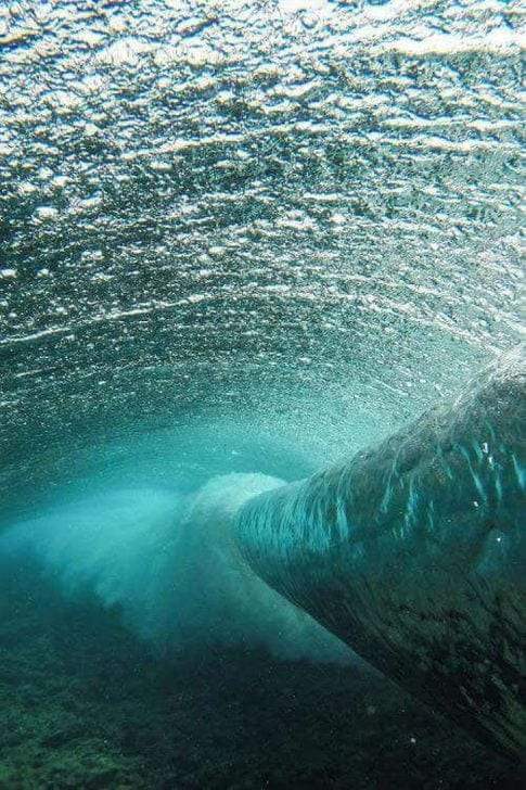 صورة الأمواج تحت الماء صورة مذهلة تبدو غير واقعية