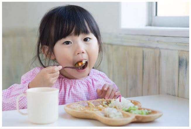 التنوع الغذائي في غذاء الطفل يساعد على فطام الطفل
