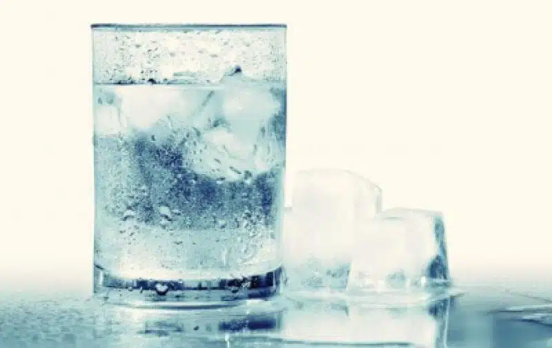 شرب المياه الباردة يؤدي إلى تليف الكبد.. واقع أم خيال؟