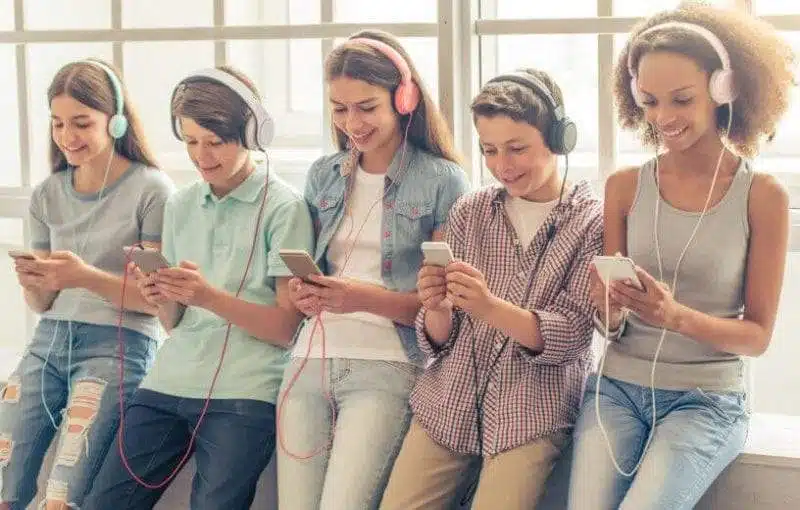 استخدام المراهقين للهواتف الذكية ليس مضرا بالصحة
