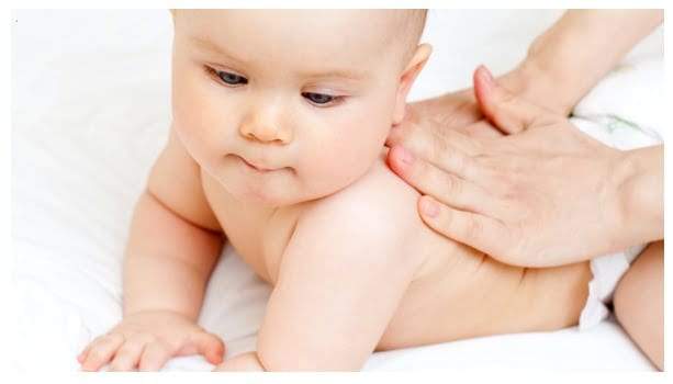 تدليك جسم الطفل يحافظ على بشرة الطفل