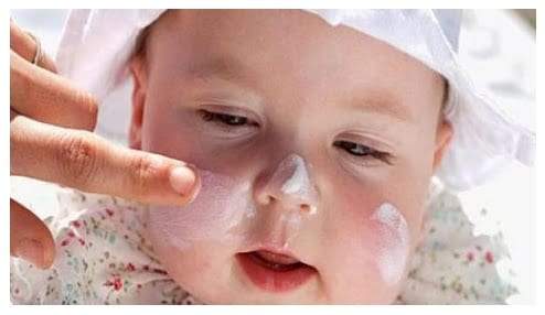 ترطيب وتنظيف بشرة الطفل تساعده على النمو بدون الامراض المزمنة