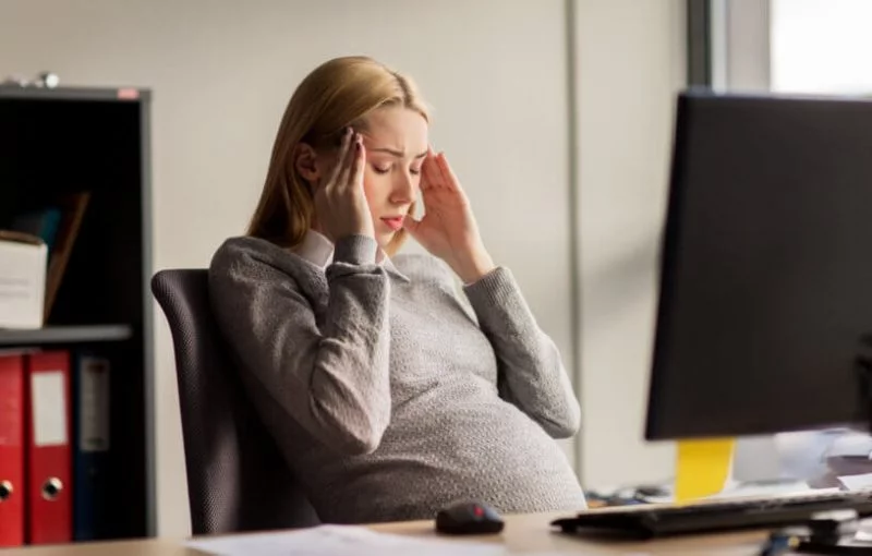 كيف تعاني المرأة الحامل في العمل؟