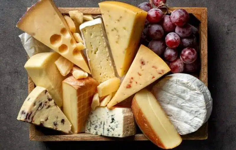 لماذا ينصح بتناول الجبن للحماية من مخاطر الأملاح؟