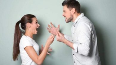 الفرق بين الأزواج السعداء وغير السعداء في حل خلافتهم
