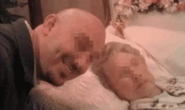 حقيقة صورة رجل سعيد مع جدته المتوفاة لأنه سيرث منها
