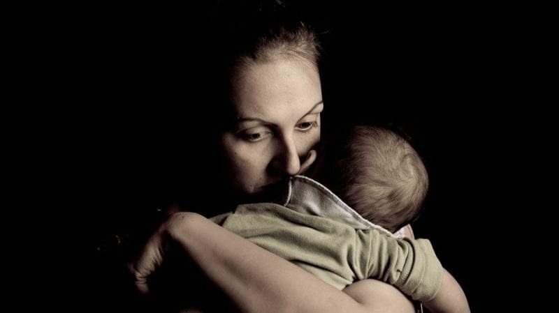 كيف يكشف توقيت الإنجاب عن فرص معاناة الأمهات من اكتئاب ما بعد الولادة؟