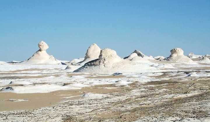 الصحراء البيضاء.. الحديقة الجيولوجية المصرية التي تسر الناظرين