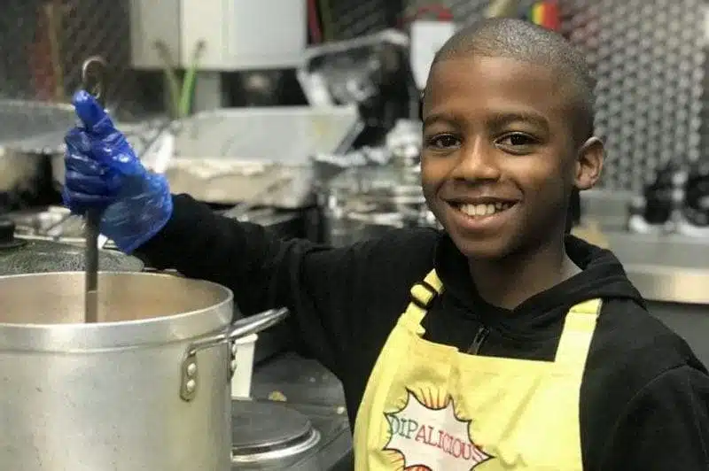 أصغر طباخ في العالم.. مرضت والدته فصار طاهيا محترفا في الـ11 من العمر