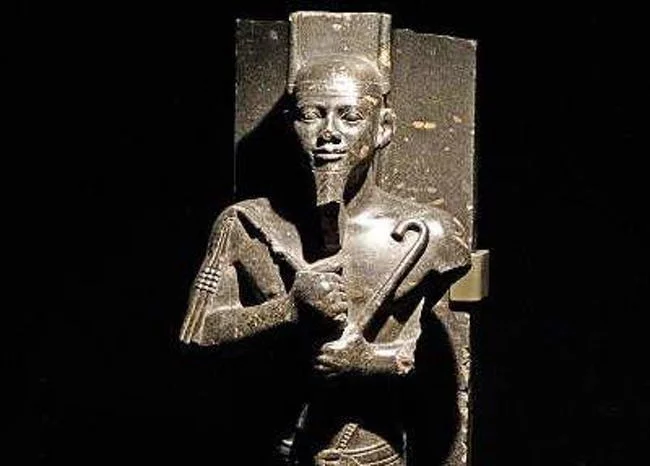 كيف كشفت الصدفة عن تمثال ملك مصر بداخل قبو متحف إنجليزي؟