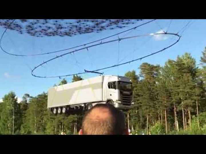 ما حقيقة فيديو طائرات درون تحمل شاحنة ضخمة في السماء؟