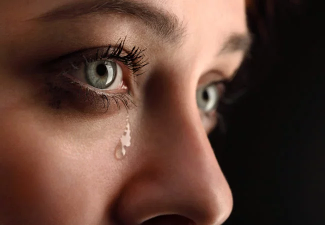 كيف تختلف مكونات الدموع بحسب أسباب البكاء؟