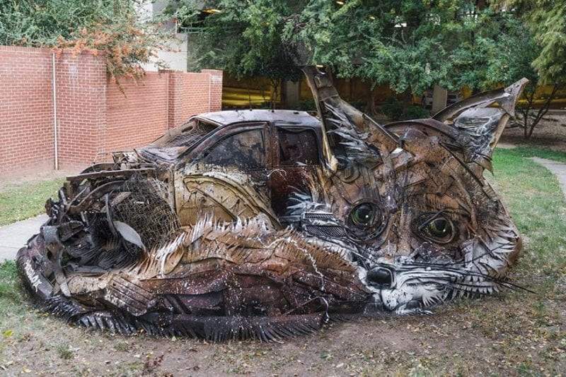 أرتور بوردالو.. فنان القمامة الذي حول المخلفات لإبداعات فنية