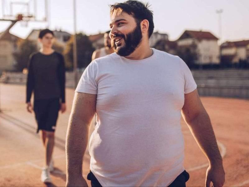 لماذا يؤدي الإنجاب إلى زيادة وزن الرجال؟