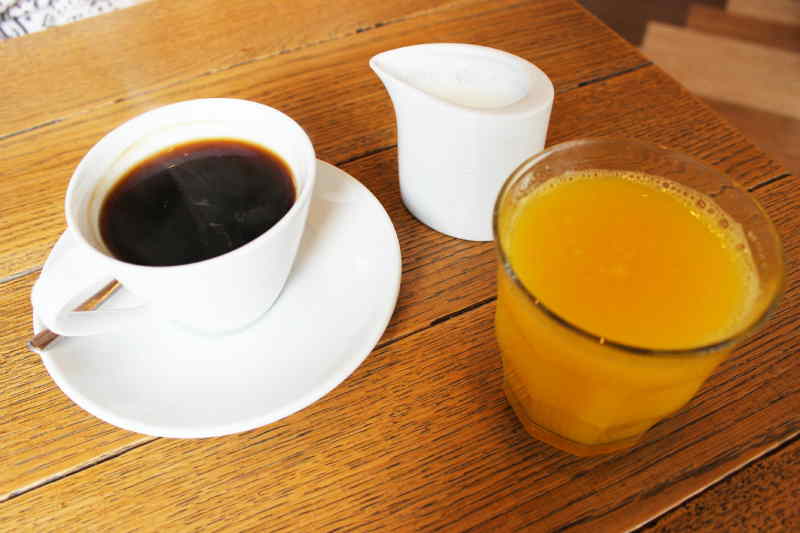 القهوة أم البرتقال.. من الأفضل للشرب في الصباح؟