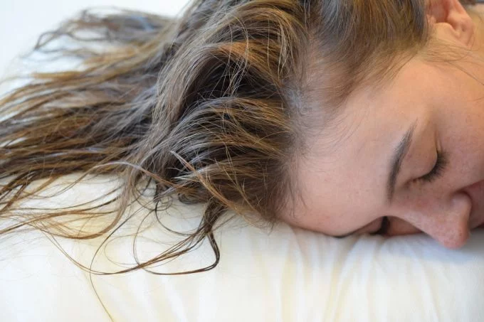 هل يؤدي النوم بشعر مبلل إلى الإصابة بنزلات البرد؟