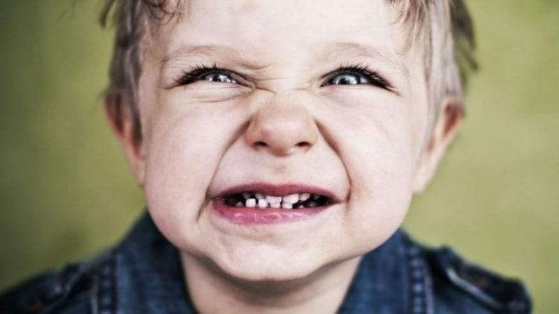 صرير الأسنان عند الأطفال.. كيف نتعامل معه؟