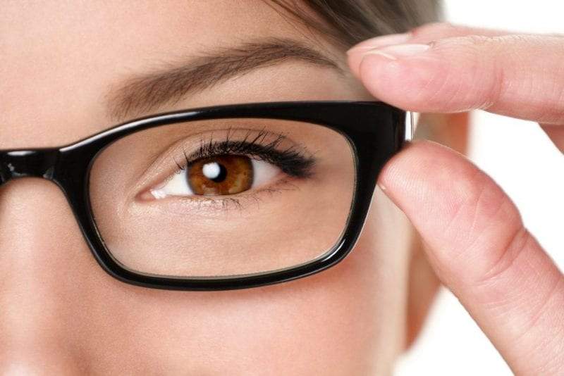 ماذا يحدث للعين عند ارتداء نظارة شخص آخر؟