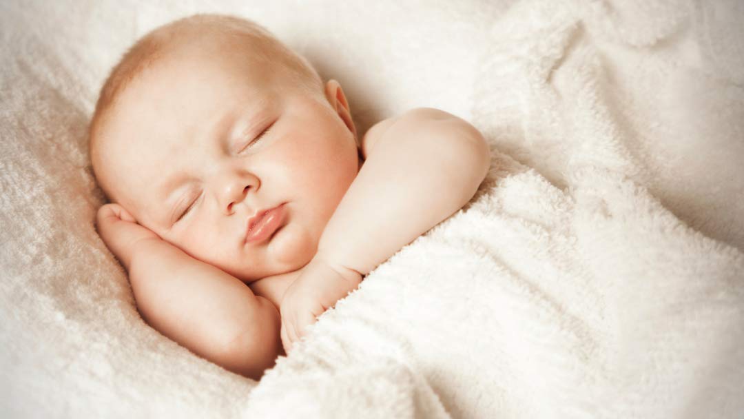 نوم الطفل الرضيع يبدأ في الانتظام من عمر الثمانية اشهر