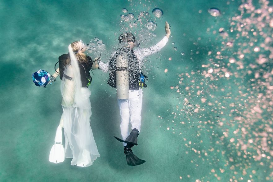 حفل زفاف تحت الماء.. صور مذهلة