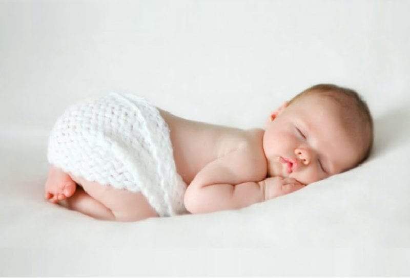 نوم الطفل الرضيع غير منتظم في الشهور الثلاثة الاولى
