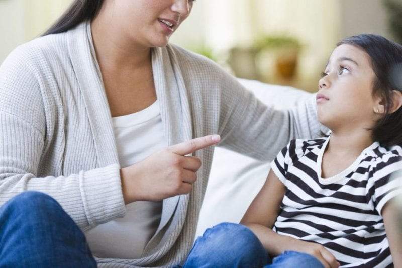 لماذا يعد إجبار الطفل على تقديم الاعتذار عند الخطأ مضرا؟
