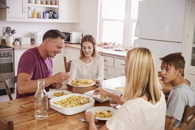 تناول الطعام مع الأسرة.. فوائد نفسية وعضوية