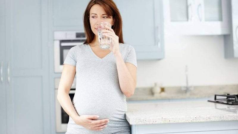 لماذا تنصح النساء بالإكثار من شرب الماء أثناء الحمل؟