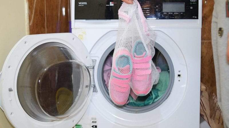 كيفية غسل الحذاء بداخل الغسالة بأمان