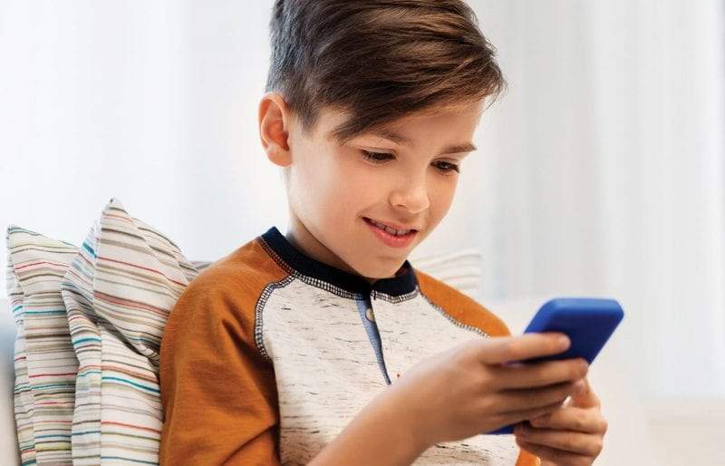 إدمان الهواتف.. لماذا يحذر العلماء من مكافأة الطفل بالأجهزة الإلكترونية؟