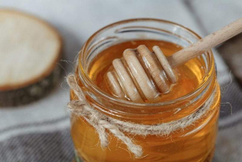 فوائد العسل الأبيض الصحية والجمالية