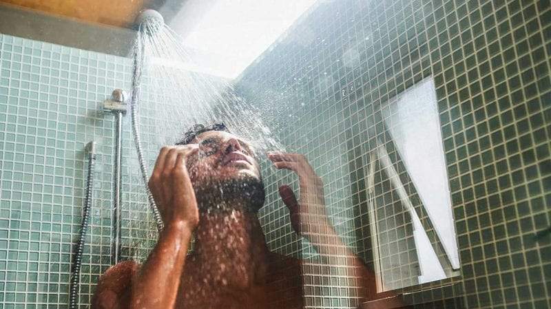 فوائد الاستحمام بالماء الساخن.. من أجل صحة أفضل