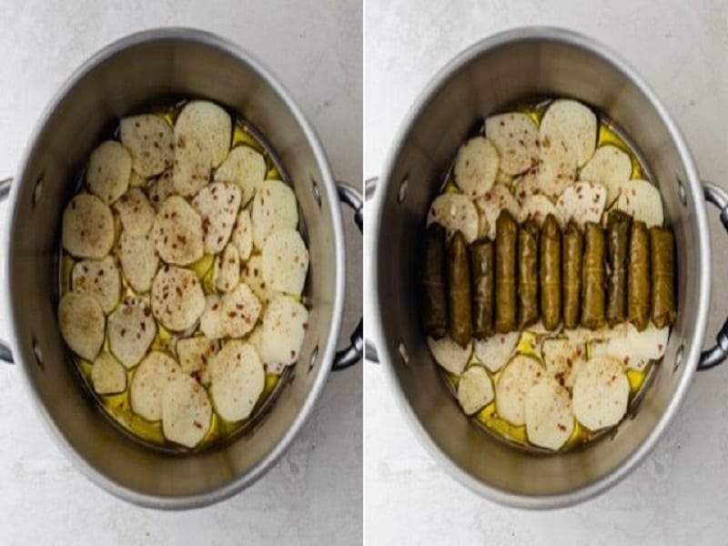 توضع شرائح البصل والبطاطا في اسفل القدر في طريقة عمل ورق العنب