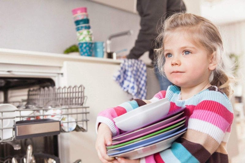 دليل الأعمال المنزلية للأطفال.. وفقا لكل سن
