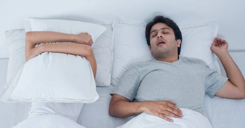 لماذا يعاني البعض من الكلام أثناء النوم؟