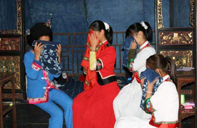 الأوز البوليسي والبكاء قبل الزواج.. وأغرب عادات الصينيين المثيرة