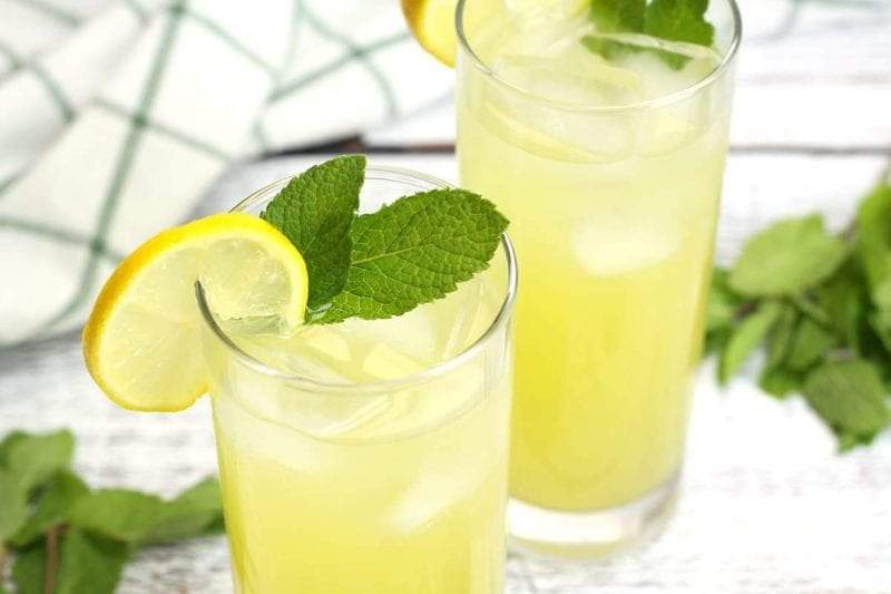 وصفات منعشة لعصير الليمون بالنعناع