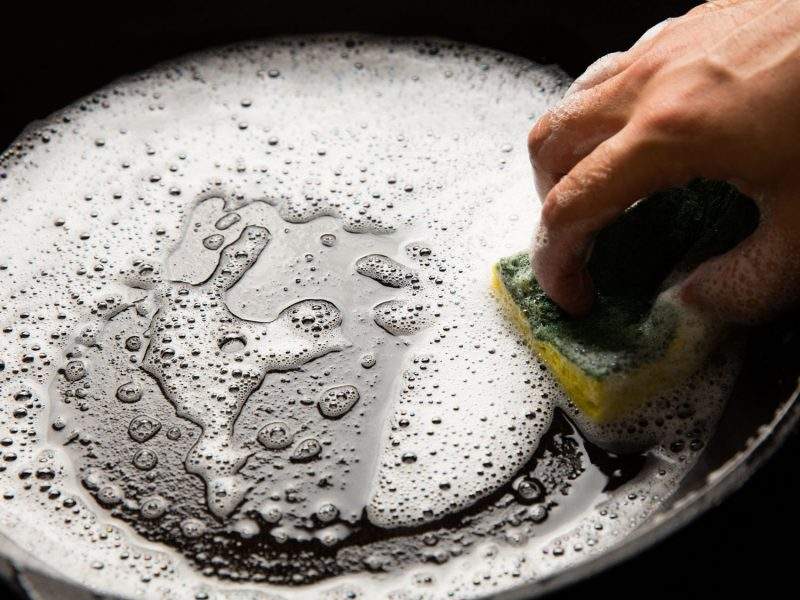 10 أشياء يحذر من غسلها بواسطة صابون الأطباق