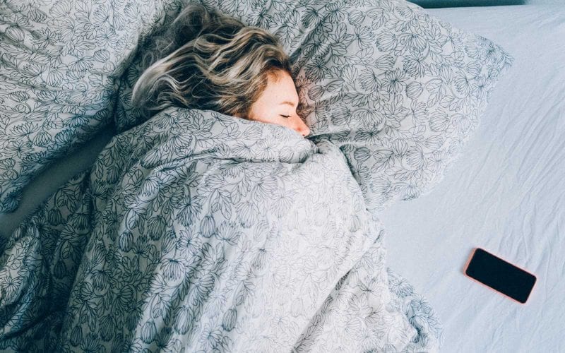 لماذا يحذر من ارتداء الملابس الشتوية الثقيلة أثناء النوم؟