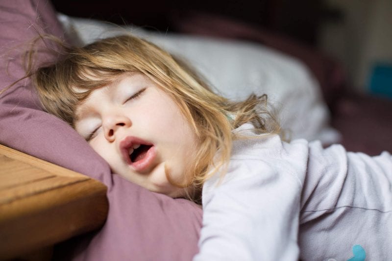 ماذا يحدث عند نوم الطفل بفم مفتوح؟