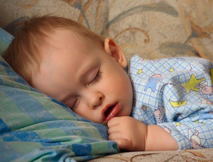 ماذا يحدث عند نوم الطفل بفم مفتوح؟