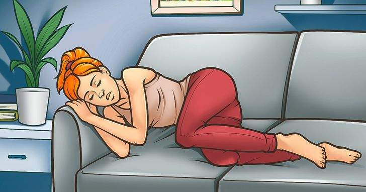 لماذا يشكل الاستغراق في النوم على الأريكة خطرا علينا؟